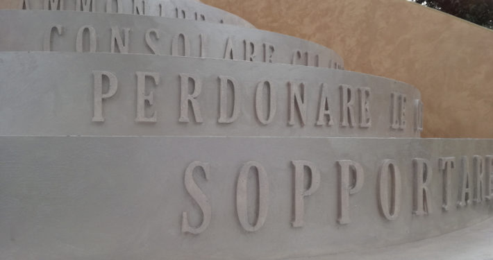 scritte polistirolo scenografia